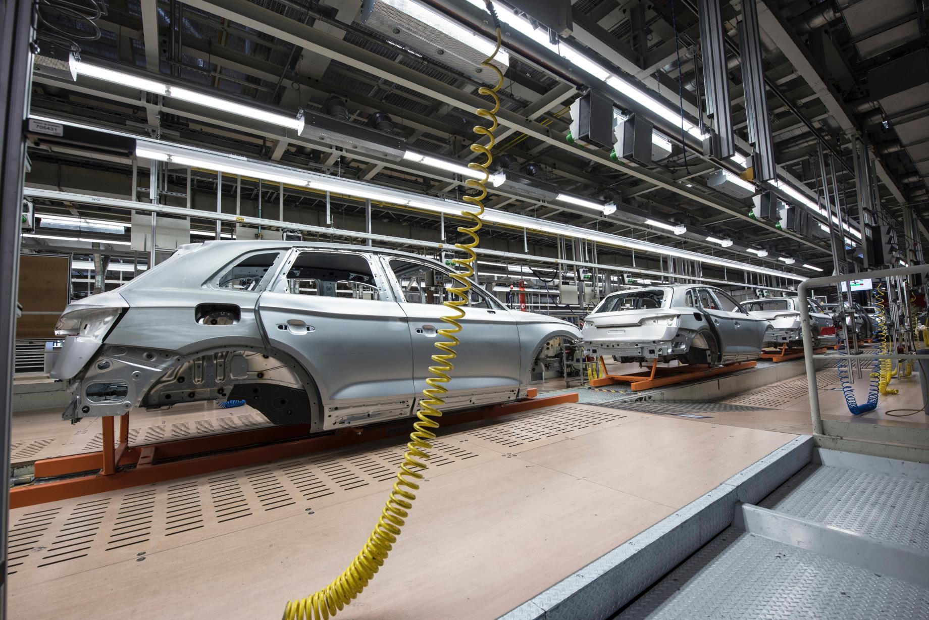 品成汽車零部件模具：汽車生產(chǎn)中 90%以上的零部件需要依靠模具成型