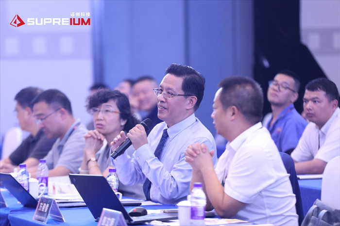 9位行業(yè)資深專家蒞臨決賽現(xiàn)場(chǎng),聆聽12組優(yōu)秀的設(shè)計(jì)團(tuán)隊(duì)的作品講解和答辯 9位行業(yè)資深專家蒞臨決賽現(xiàn)場(chǎng),聆聽12組優(yōu)秀的設(shè)計(jì)團(tuán)隊(duì)的作品講解和答辯