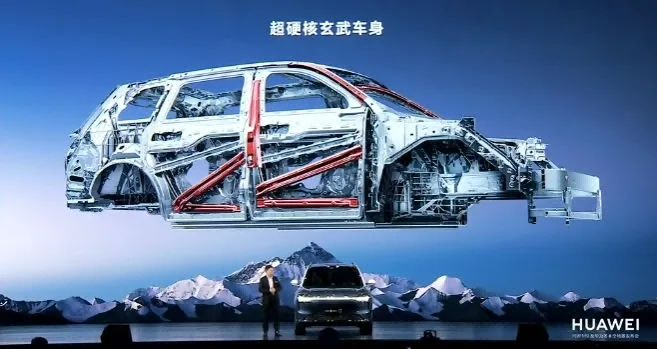 搭載大型一體壓鑄后車體等集成化壓鑄件，一體化壓鑄后車體采用9000T超大型壓鑄島打造
